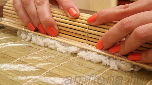 ролл в стружке тунца бонито