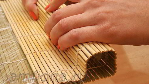 ролл в стружке тунца бонито