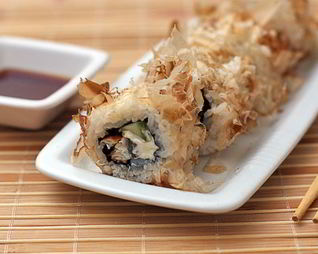 Ролл в стружке тунца