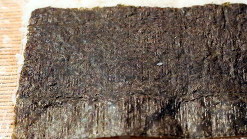 ролл в стружке тунца