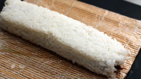 ролл в стружке тунца