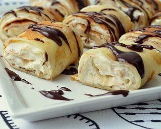 Роллы из рисовых блинчиков с творожно-банановым кремом