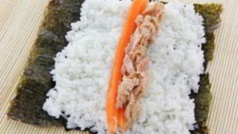 роллы с консервированным тунцом