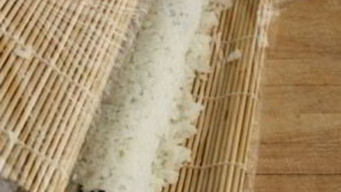 роллы с кунжутом