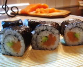 Роллы с семгой и авокадо