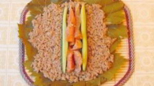 роллы с виноградными листьями