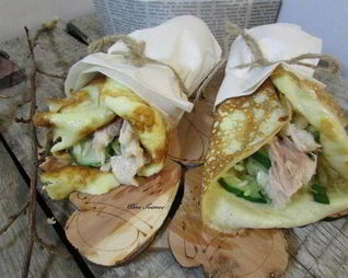 Роллы с яичных блинчиков с курицей и салатом