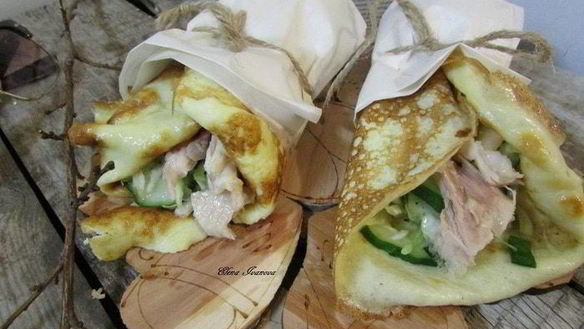 Рецепт Роллов с яичных блинчиков с курицей и салатом