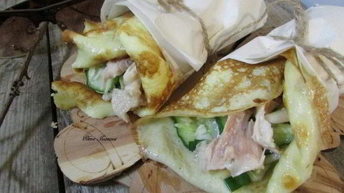 роллы с яичных блинчиков с курицей и салатом