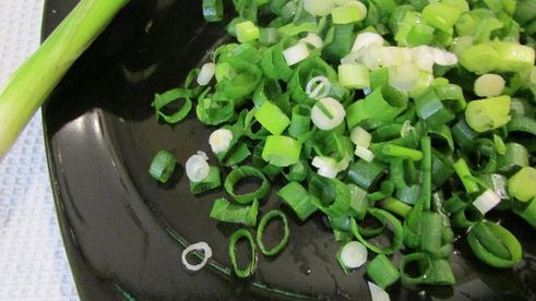 роллы с яичных блинчиков с курицей и салатом