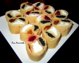 Сладкие блинные роллы Три вкуса с соусами