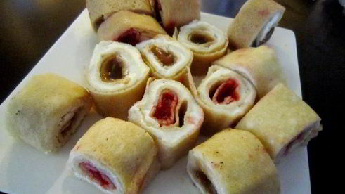 сладкие блинные роллы три вкуса с соусами