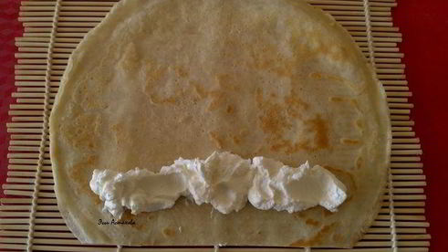 сладкие блинные роллы три вкуса с соусами