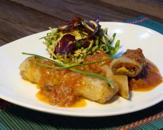 Спринг-роллы с рийетом из телятины и цыпленка, начинкой из черемши, салатом из цуккини и соусом Ромеско