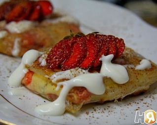 Спринг-роллы с творогом, клубникой и бананом