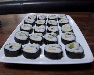 Суши роллы с красной рыбкой