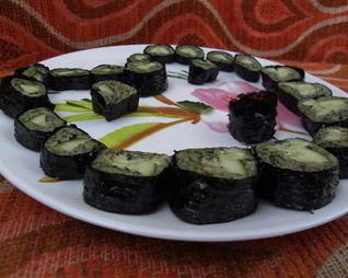 Сыроедческие роллы с огурцом и рукколой