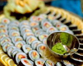 Теплые роллы с курицей, сыром и грибами