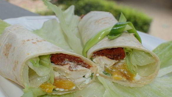 Рецепт Тортильи-роллов с курицей, творогом и вялеными помидорами