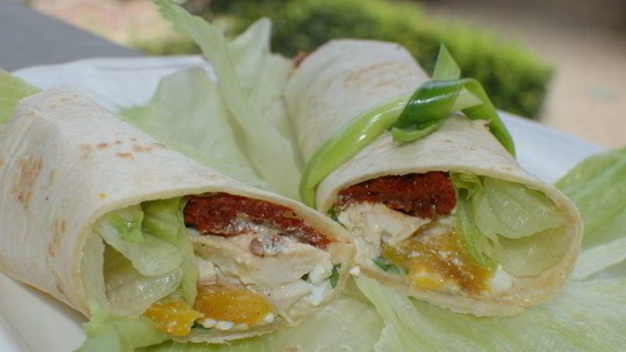 Рецепт тортильи-роллов с курицей, творогом и вялеными помидорами