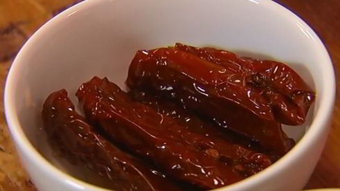 тортилья-роллы с курицей, творогом и вялеными помидорами