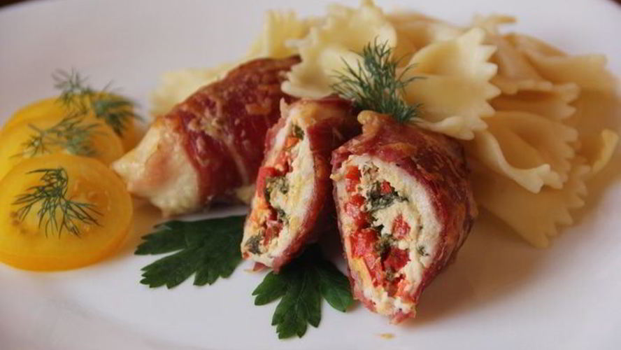 Рецепт куриных рулетиков с начинкой в пармской ветчине