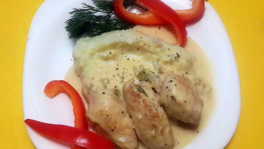 Рецепт куриных рулетиков в горчично-сливочном соусе