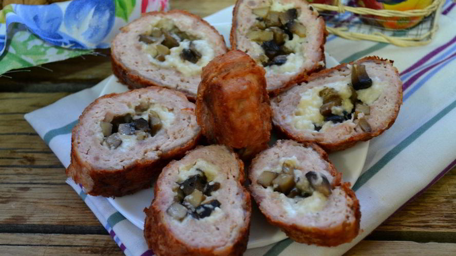 Рецепт мясного рулета с грибами и сыром