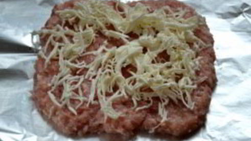мясной рулет с грибами и сыром