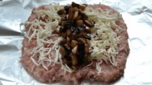 мясной рулет с грибами и сыром