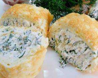 Омлетный рулет с творогом и зеленью