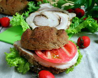 Пряный свиной рулет в мультиварке в пергаменте