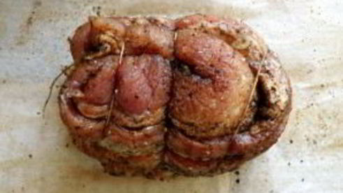 пряный свиной рулет в мультиварке в пергаменте