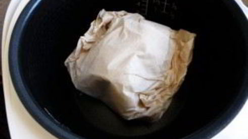 пряный свиной рулет в мультиварке в пергаменте