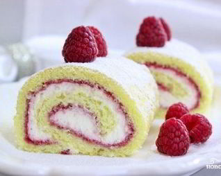 Рулет бисквитный с ягодами