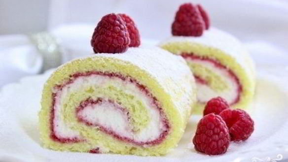 Рецепт Рулета бисквитного с ягодами