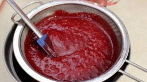 рулет бисквитный с ягодами