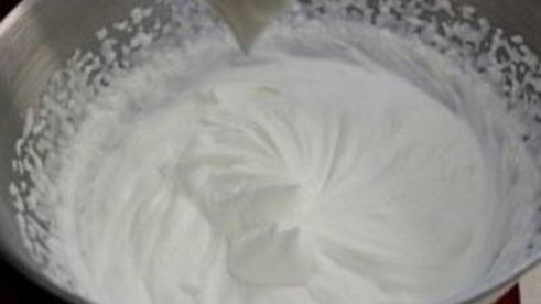 рулет бисквитный с ягодами