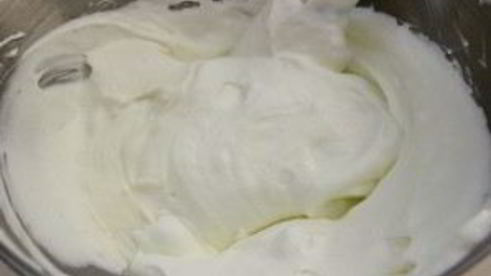 рулет бисквитный с ягодами