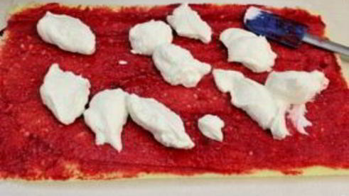 рулет бисквитный с ягодами