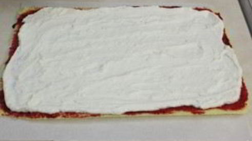 рулет бисквитный с ягодами