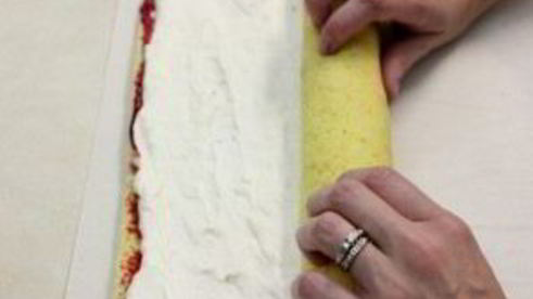 рулет бисквитный с ягодами