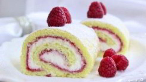 рулет бисквитный с ягодами