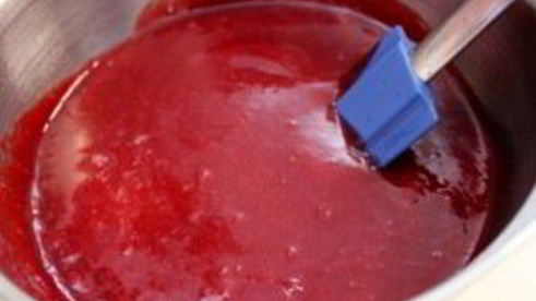 рулет бисквитный с ягодами