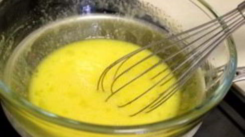 рулет бисквитный с ягодами