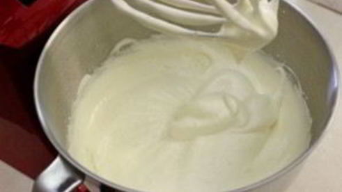 рулет бисквитный с ягодами