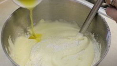 рулет бисквитный с ягодами