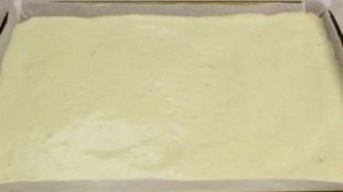 рулет бисквитный с ягодами