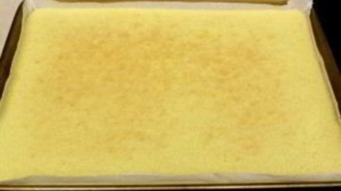 рулет бисквитный с ягодами