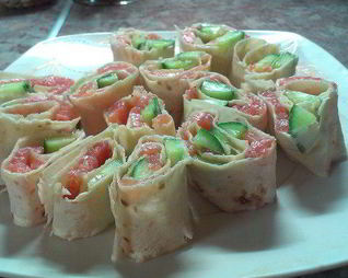 Рулет из лаваша с семгой и огурцом